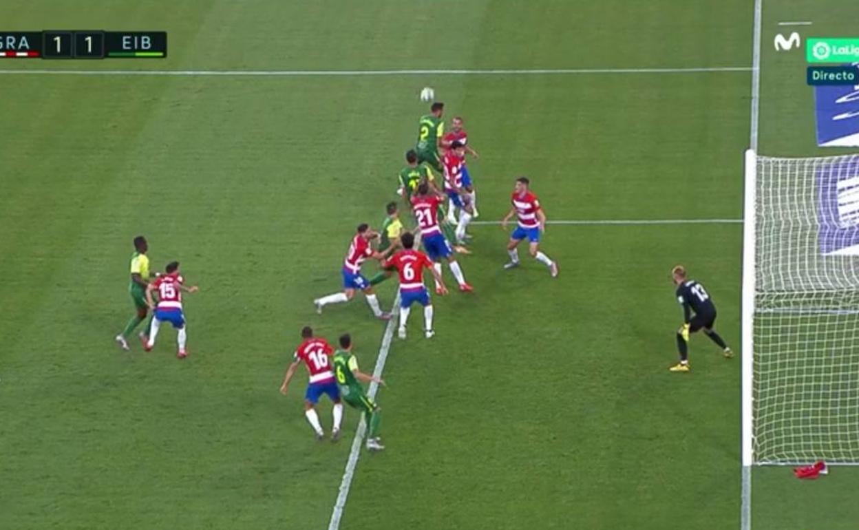 Yangel Herrera empuja a Kike García en el área. 