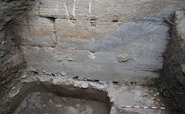 Restos de muros de contención del Genil.