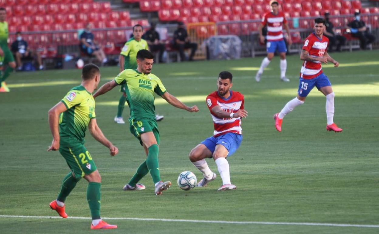 Fede Vico trata de filtrar un pase ante Sergio Álvarez. 