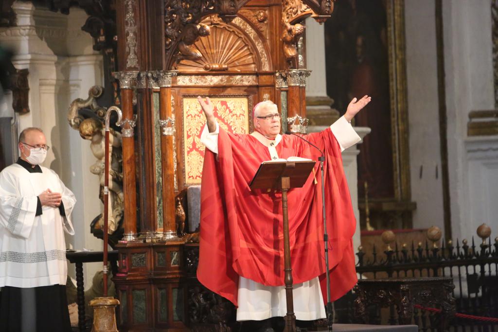 Decenas de personas se han reunido este lunes en el templo granadino