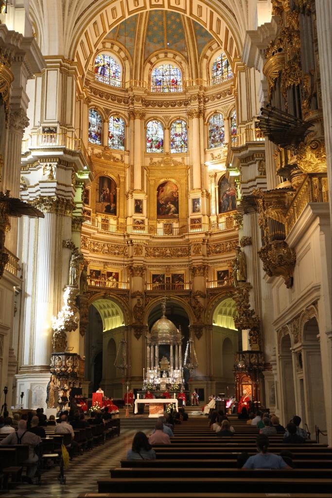 Decenas de personas se han reunido este lunes en el templo granadino