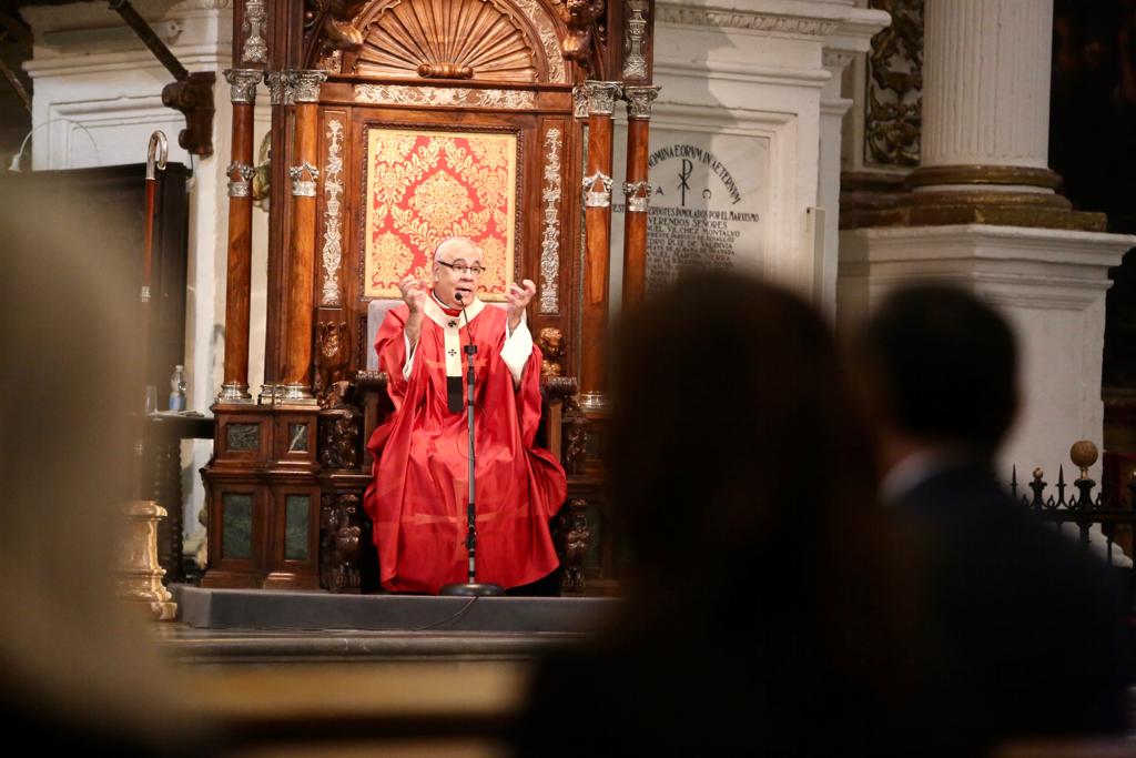 Decenas de personas se han reunido este lunes en el templo granadino