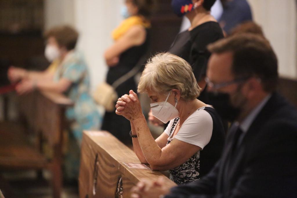 Decenas de personas se han reunido este lunes en el templo granadino