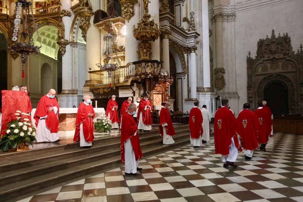Decenas de personas se han reunido este lunes en el templo granadino