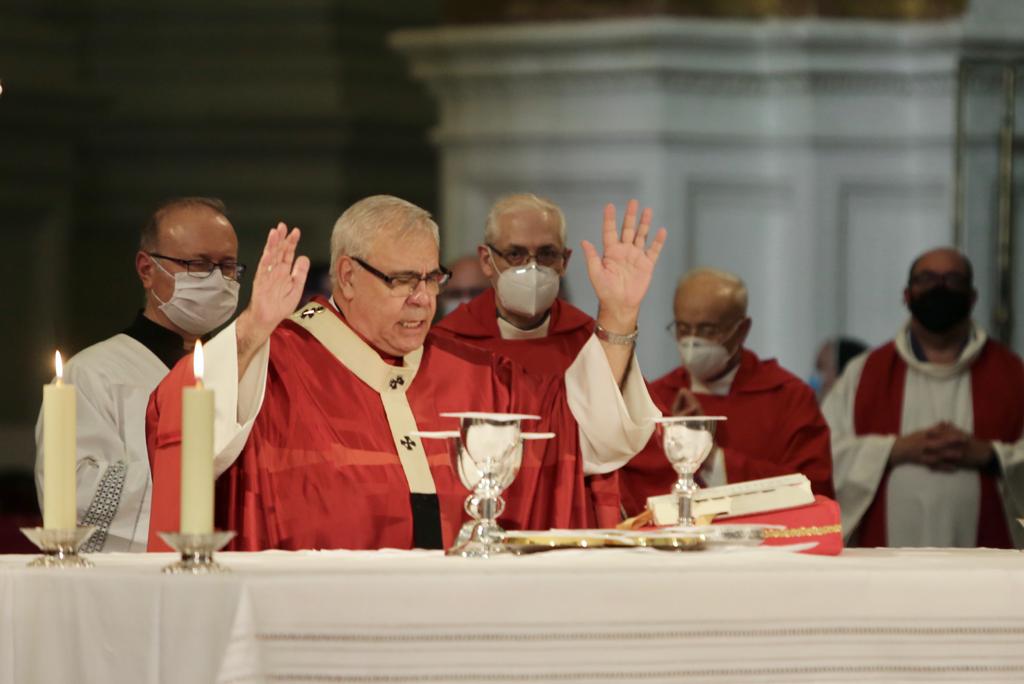 Decenas de personas se han reunido este lunes en el templo granadino