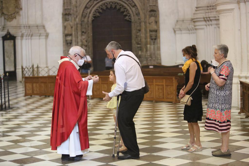 Decenas de personas se han reunido este lunes en el templo granadino