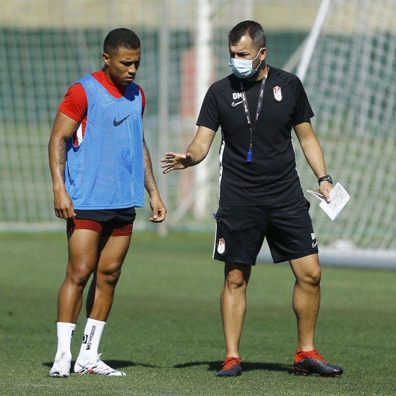 Diego Martínez (d) charla con Machís durante un entrenamiento. 