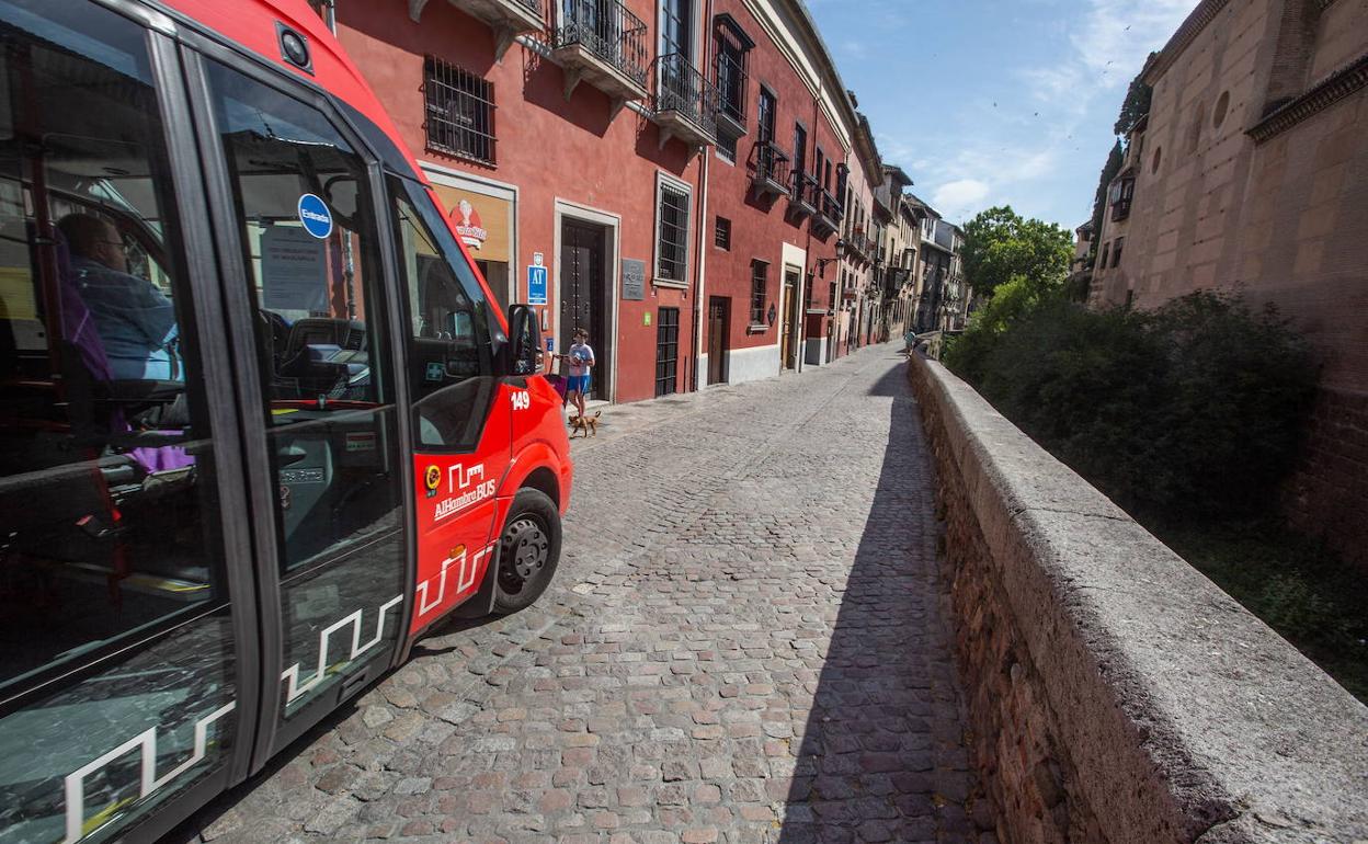 Uno de los autobuses que conectan el barrio con el Centro por la Carrera del Darro. 