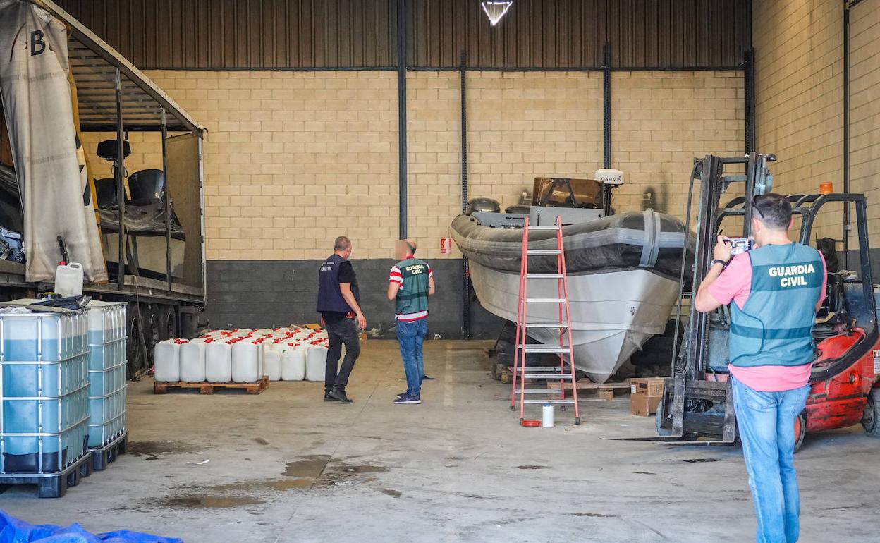 El remolque cargado con una narcolancha y con más de tres mil litros de gasolina en bidones, y a la derecha la otra embarcación. 