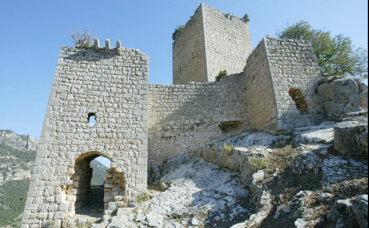 El castillo de Otíñar está a 13 kilómetros del casco urbano de Jaén. 