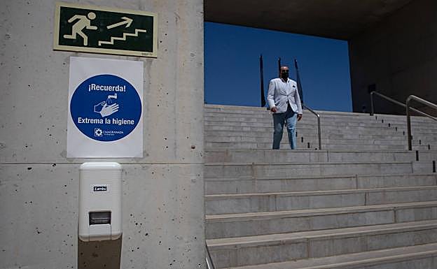 Imagen principal - Arriba, dispensador de hidrogel. Abajo, sillas numeradas y localizadas con códigos QR, y señalización en pared.