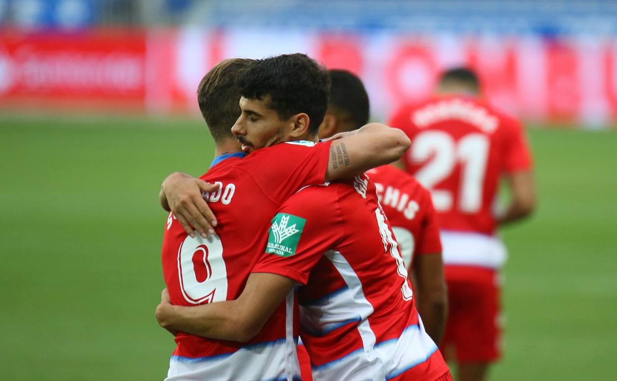Gil Dias celebra con Soldado el tanto del delantero. 