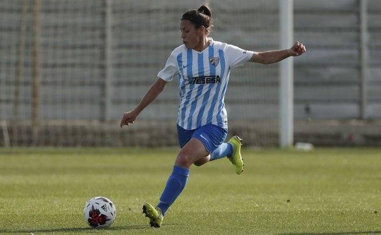 Cristina Postigo inicia jugada en un partido de esta temporada. 