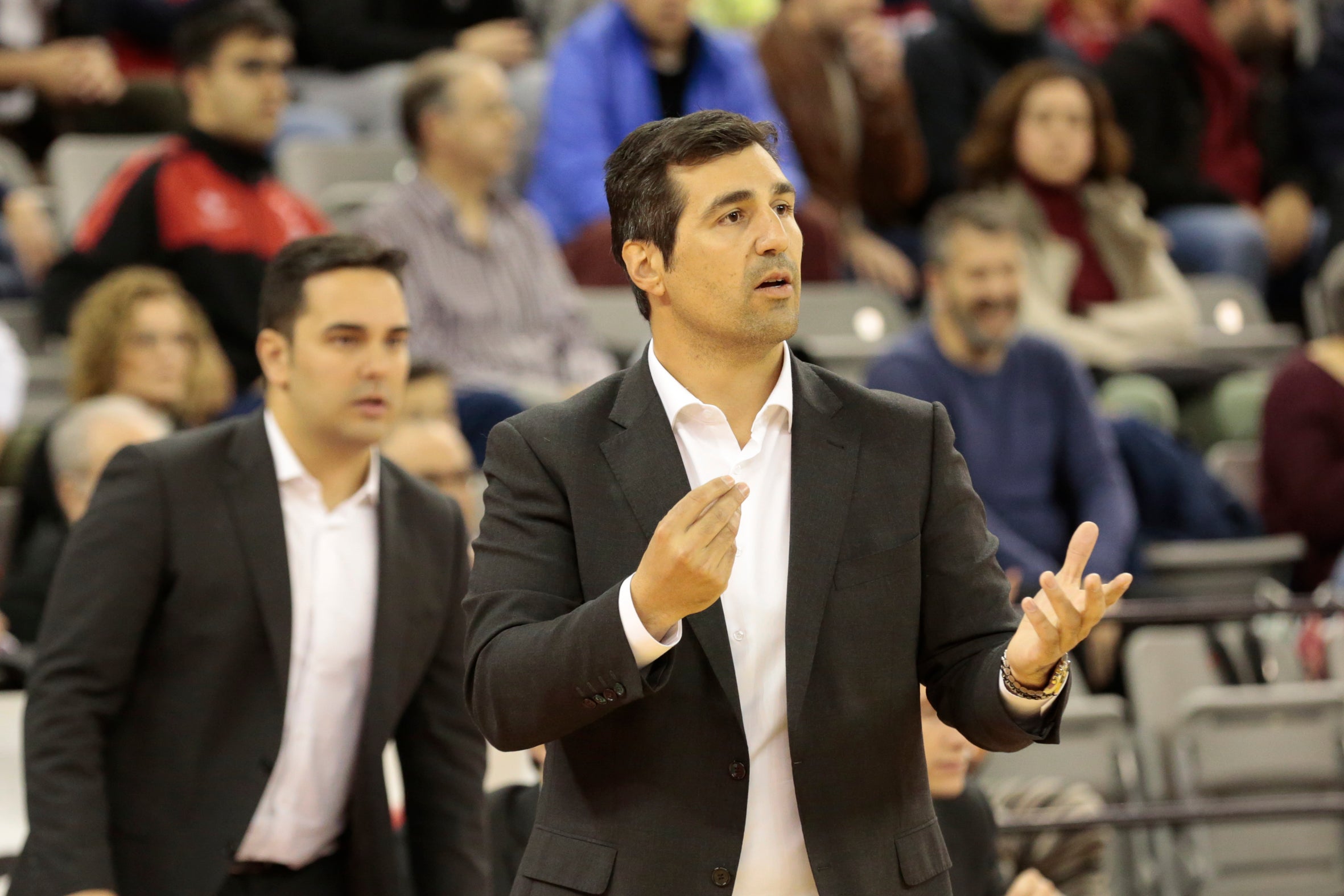 Pablo Pin sigue con atención un partido del Covirán de esta última campaña. 