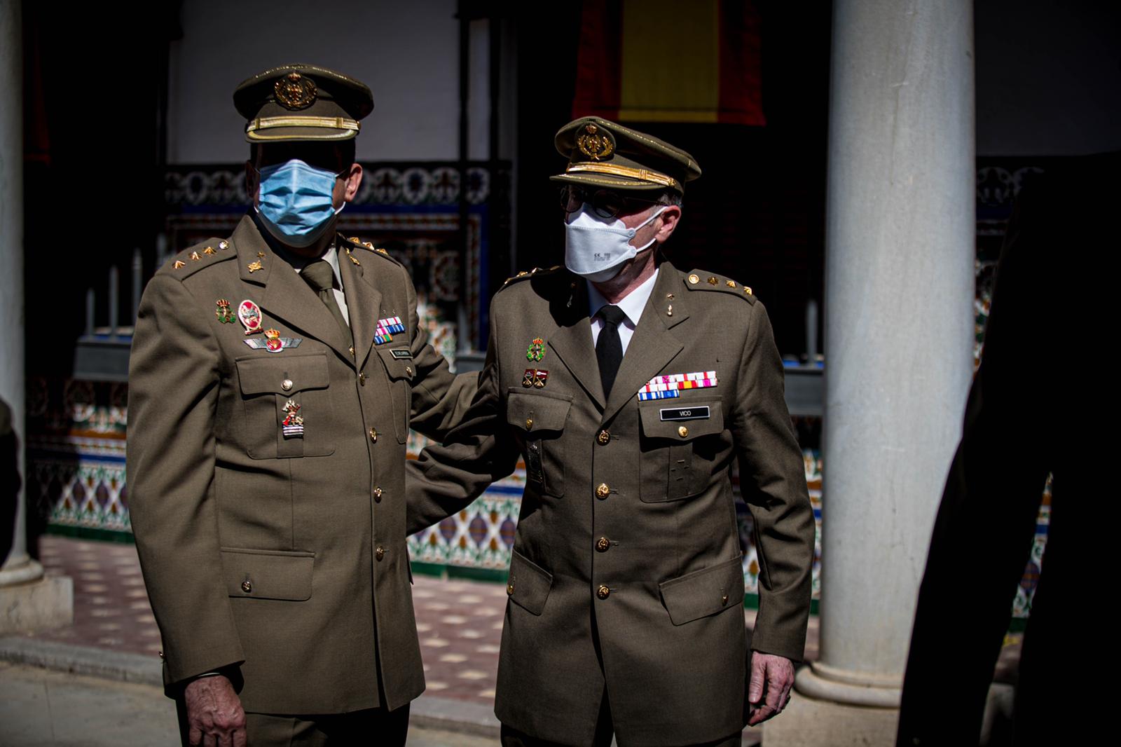 El Coronel del Cuerpo General del Ejército de Tierra, D. Federico Emilio González-Vico Santiago, toma posesión en un acto junto a al Sr. Coronel D. Jesús Ángel García Lidón o el alcalde de Granada, Luis Salvador