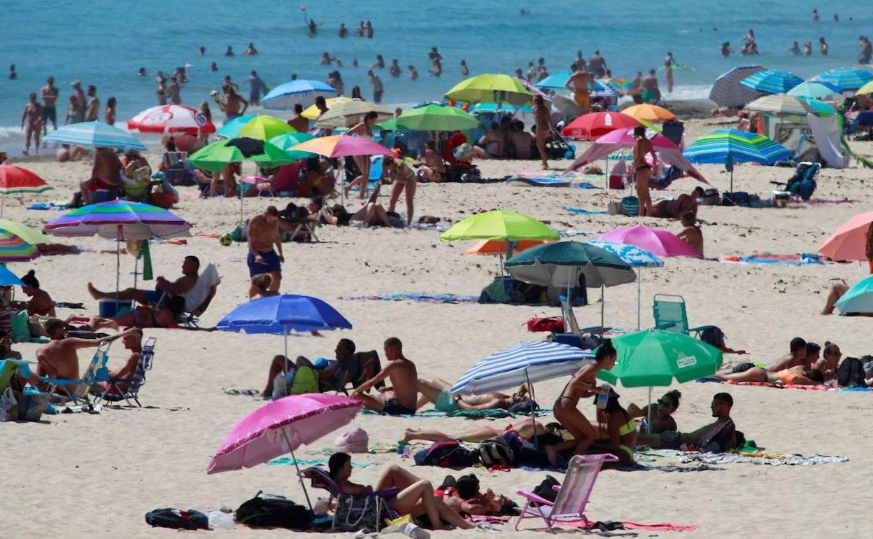 Cierran por aforo completo varias playas en Andalucía