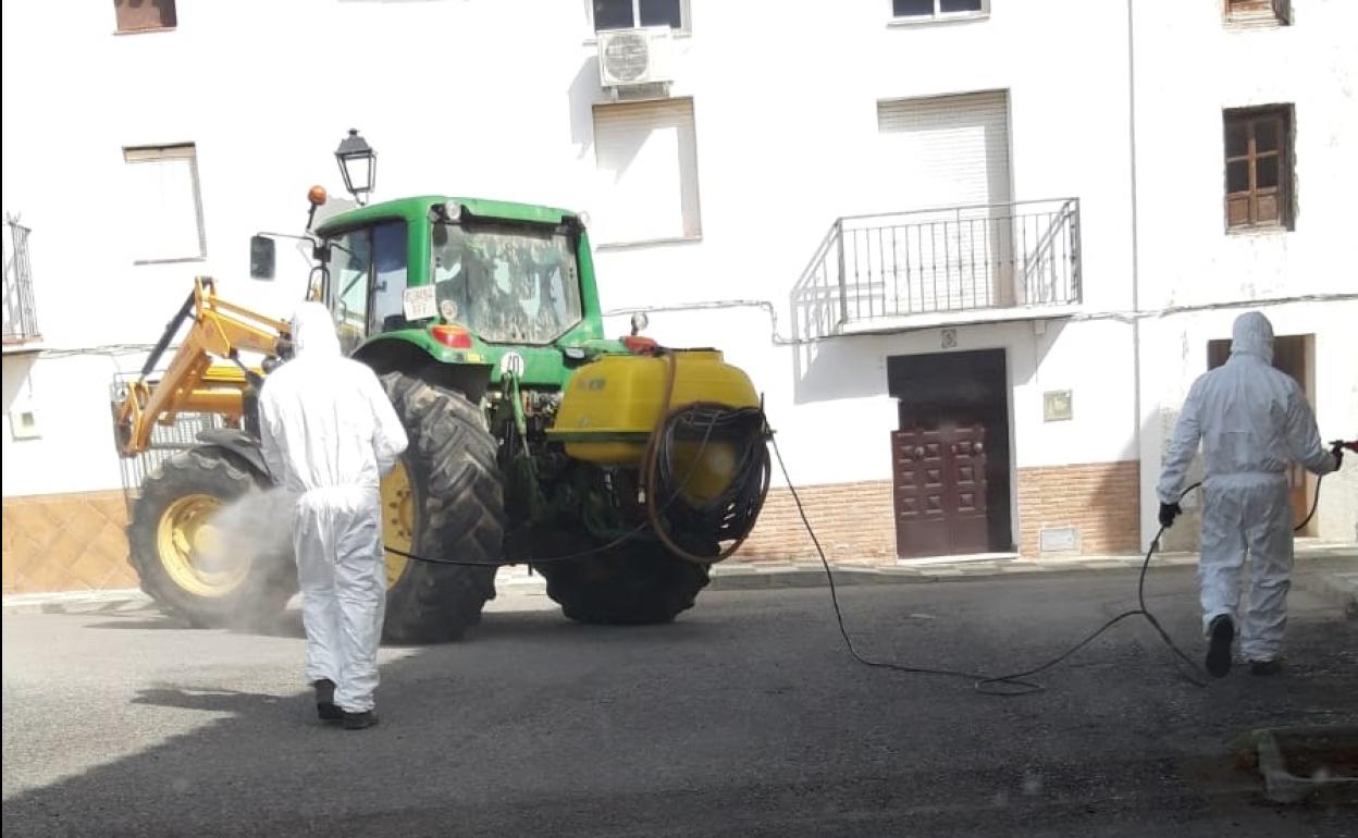 Tareas de desinfección en Játar.