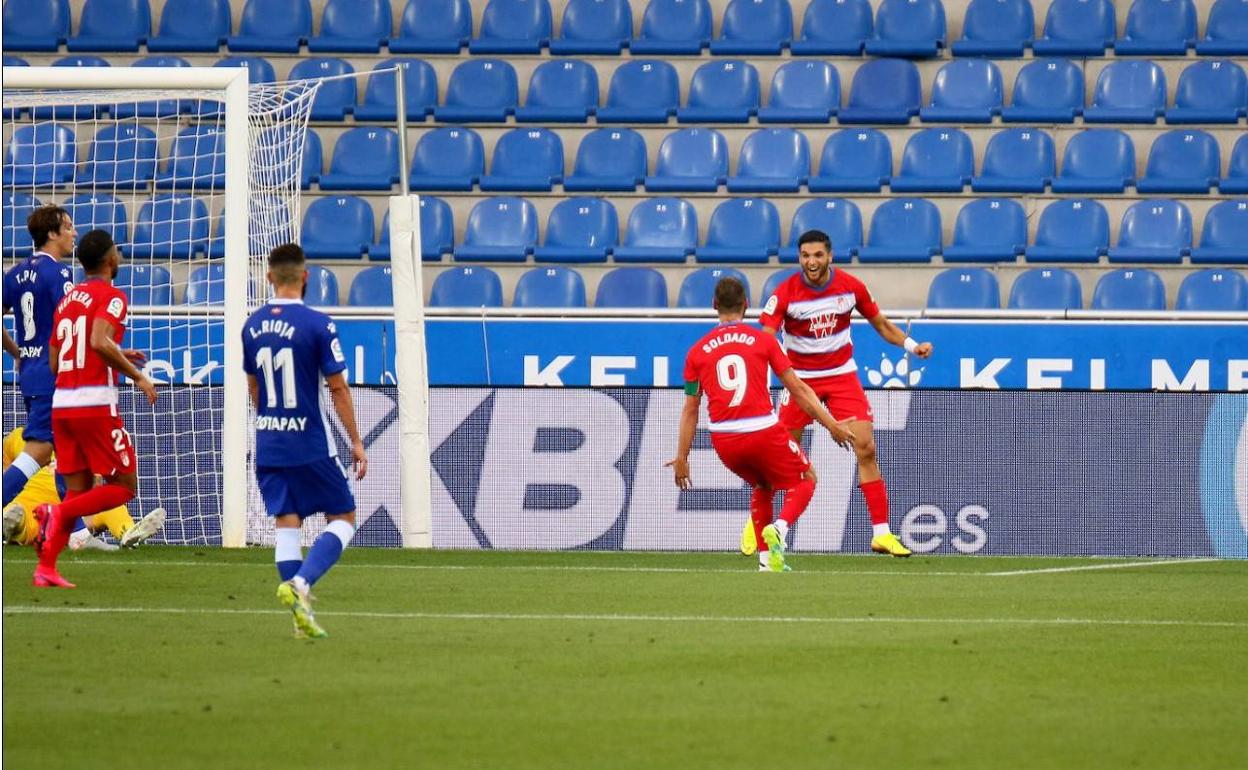 Antoñín y Soldado celebran el gol del malagueño ante el Alavés. 