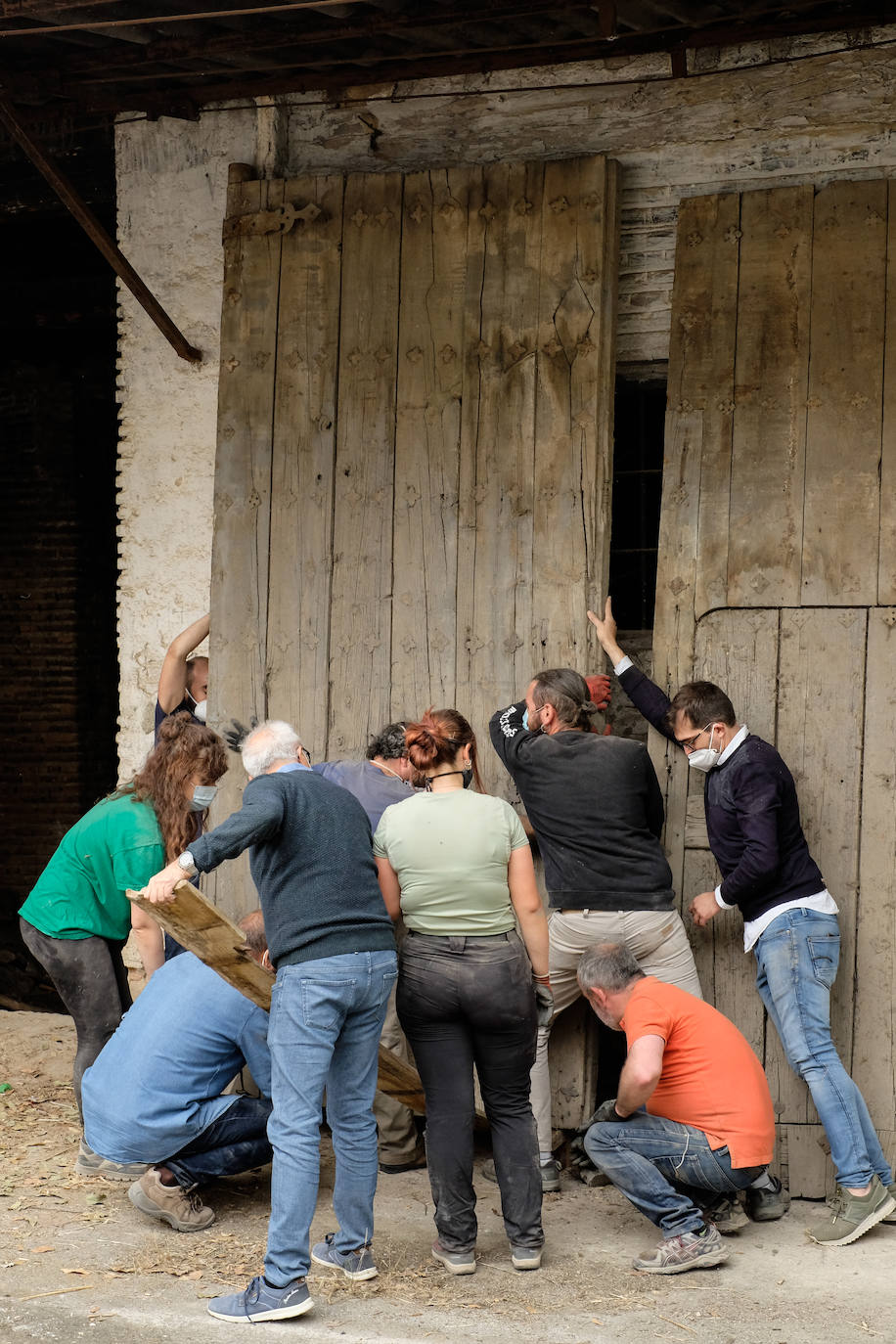 Voluntarios que fueron a la fábrica de Fajalauza para retirar escombros y limpiar varias zonas. En esta jornada encontraron el portón del S.XVI