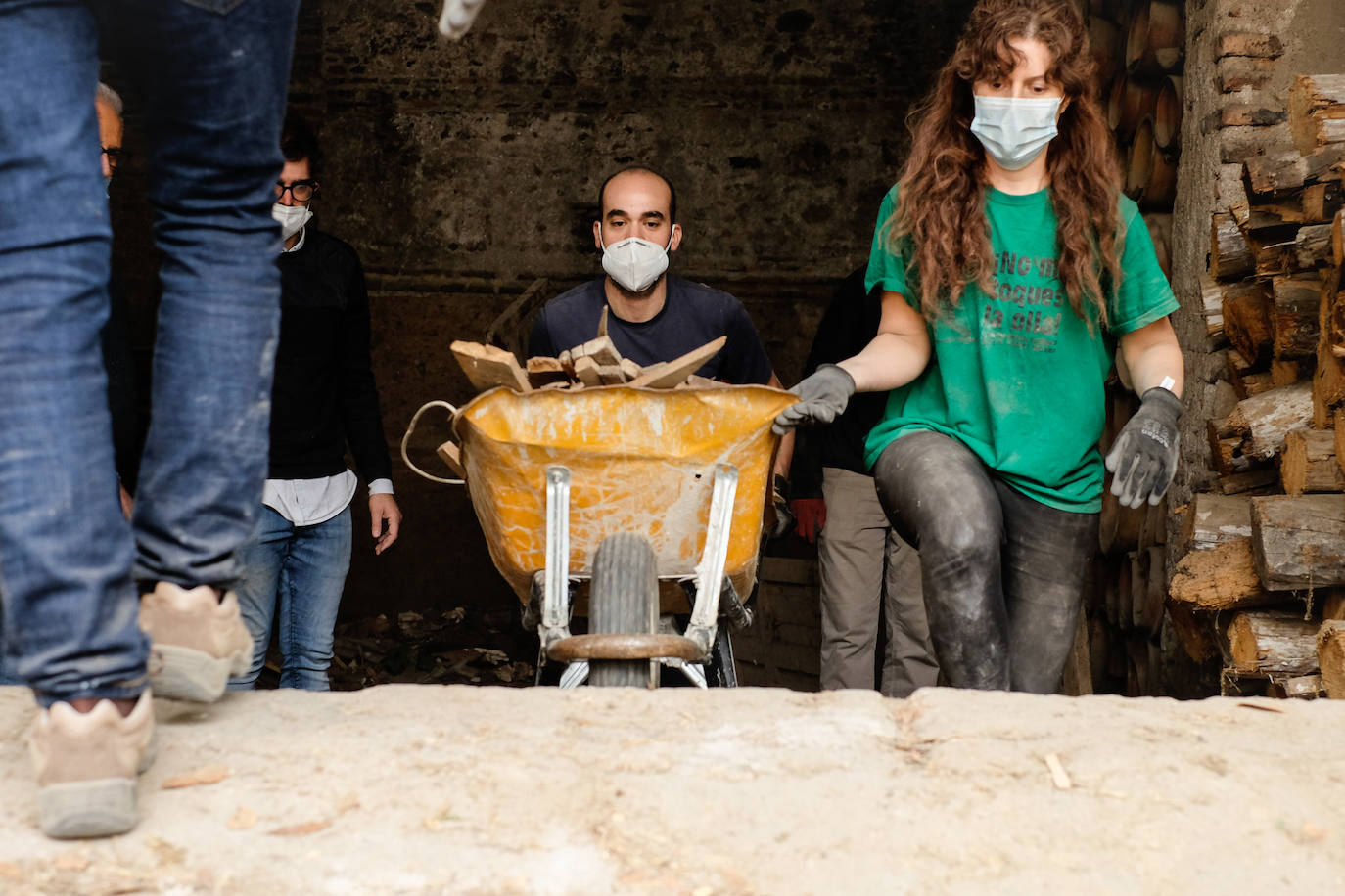 Voluntarios que fueron a la fábrica de Fajalauza para retirar escombros y limpiar varias zonas. En esta jornada encontraron el portón del S.XVI