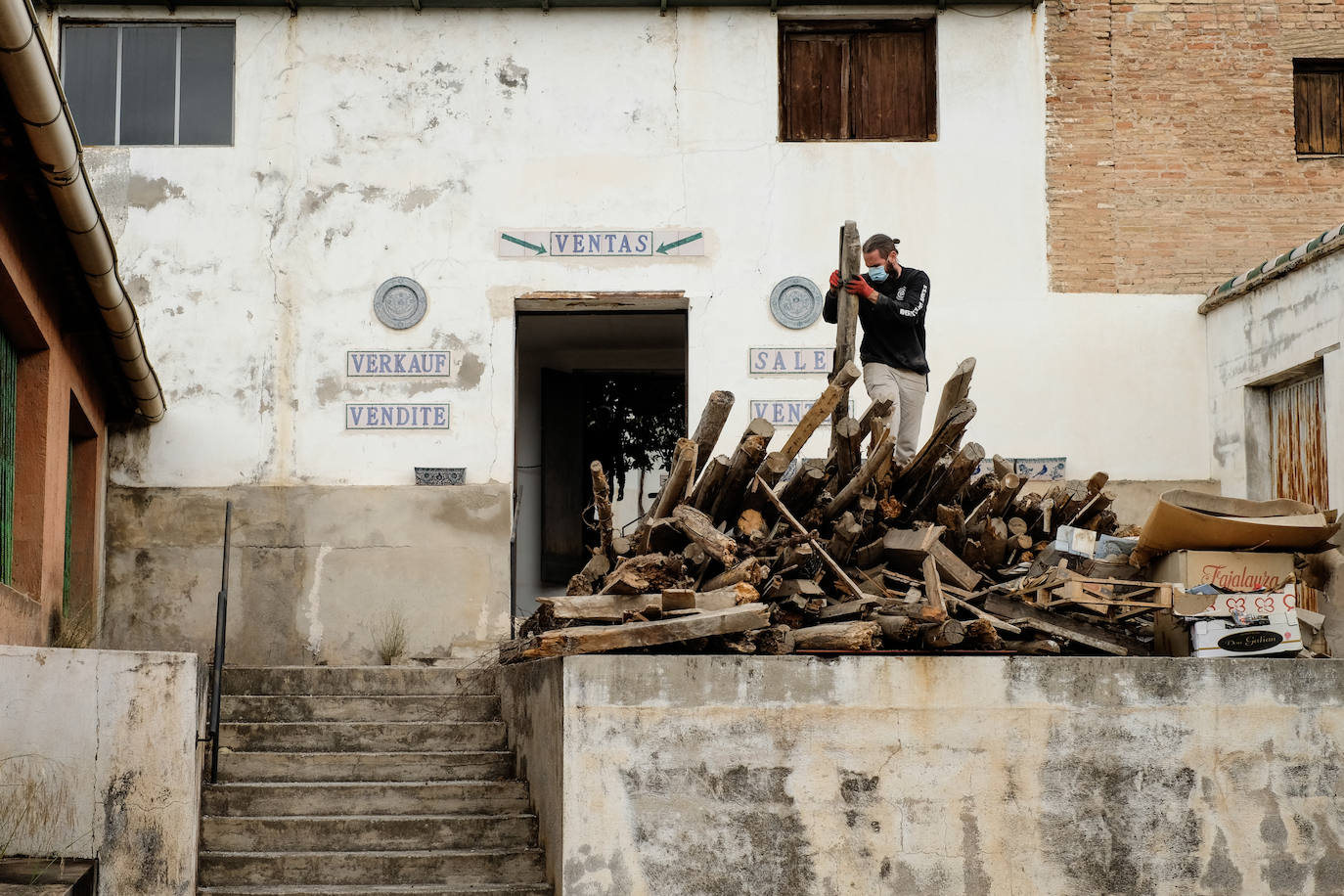 Voluntarios que fueron a la fábrica de Fajalauza para retirar escombros y limpiar varias zonas. En esta jornada encontraron el portón del S.XVI