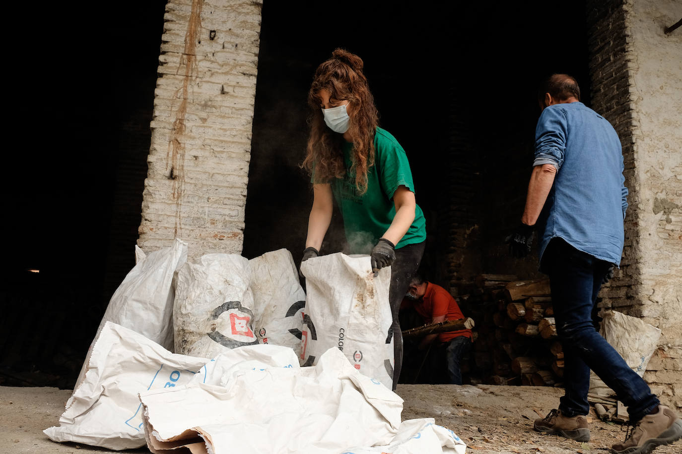 Voluntarios que fueron a la fábrica de Fajalauza para retirar escombros y limpiar varias zonas. En esta jornada encontraron el portón del S.XVI