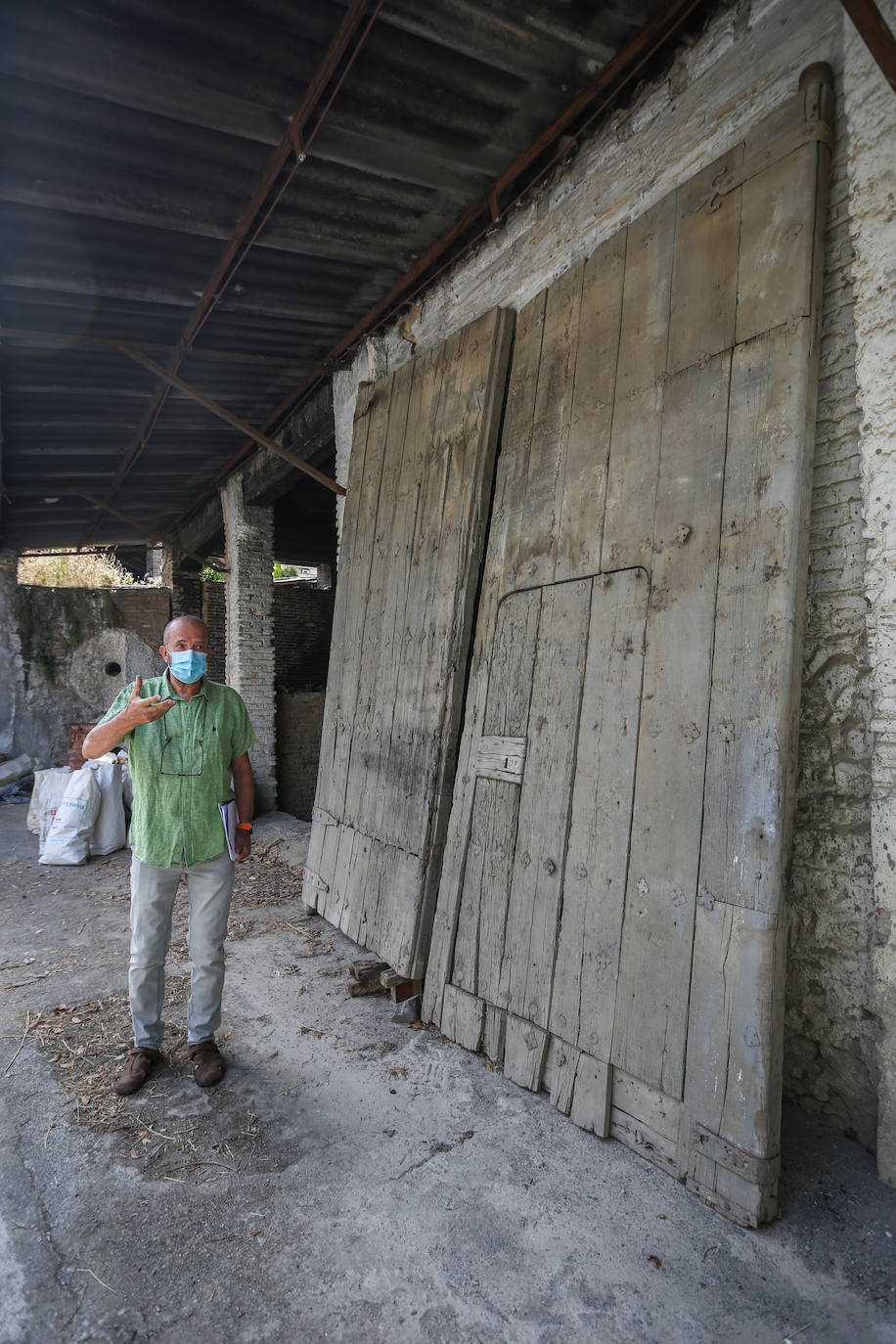 Recorremos la fábrica de Fajalauza con Cecilio Madero Morales y Manuel Moral, vicepresidente y gerente de la Fundación Fajalauza 