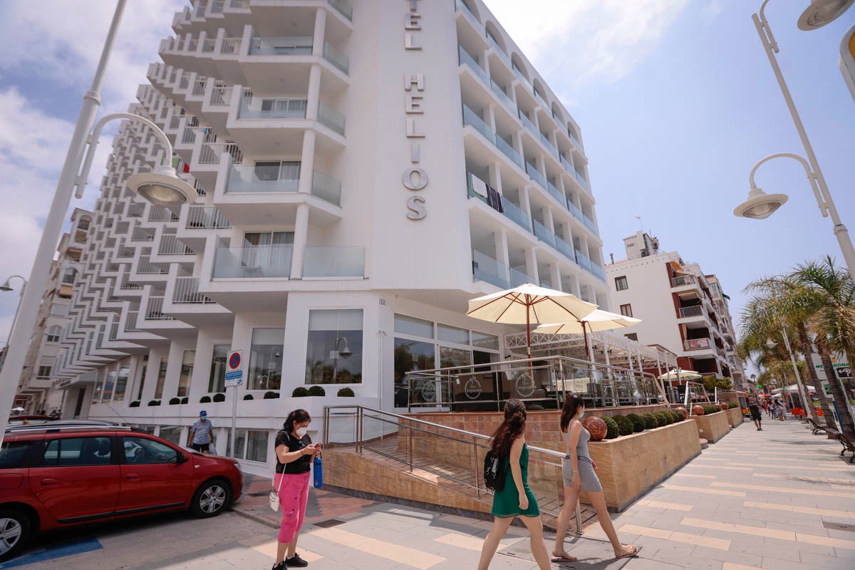 Se anima el ambiente en la costa granadina en un fin de semana con los hoteles al 50% de ocupación