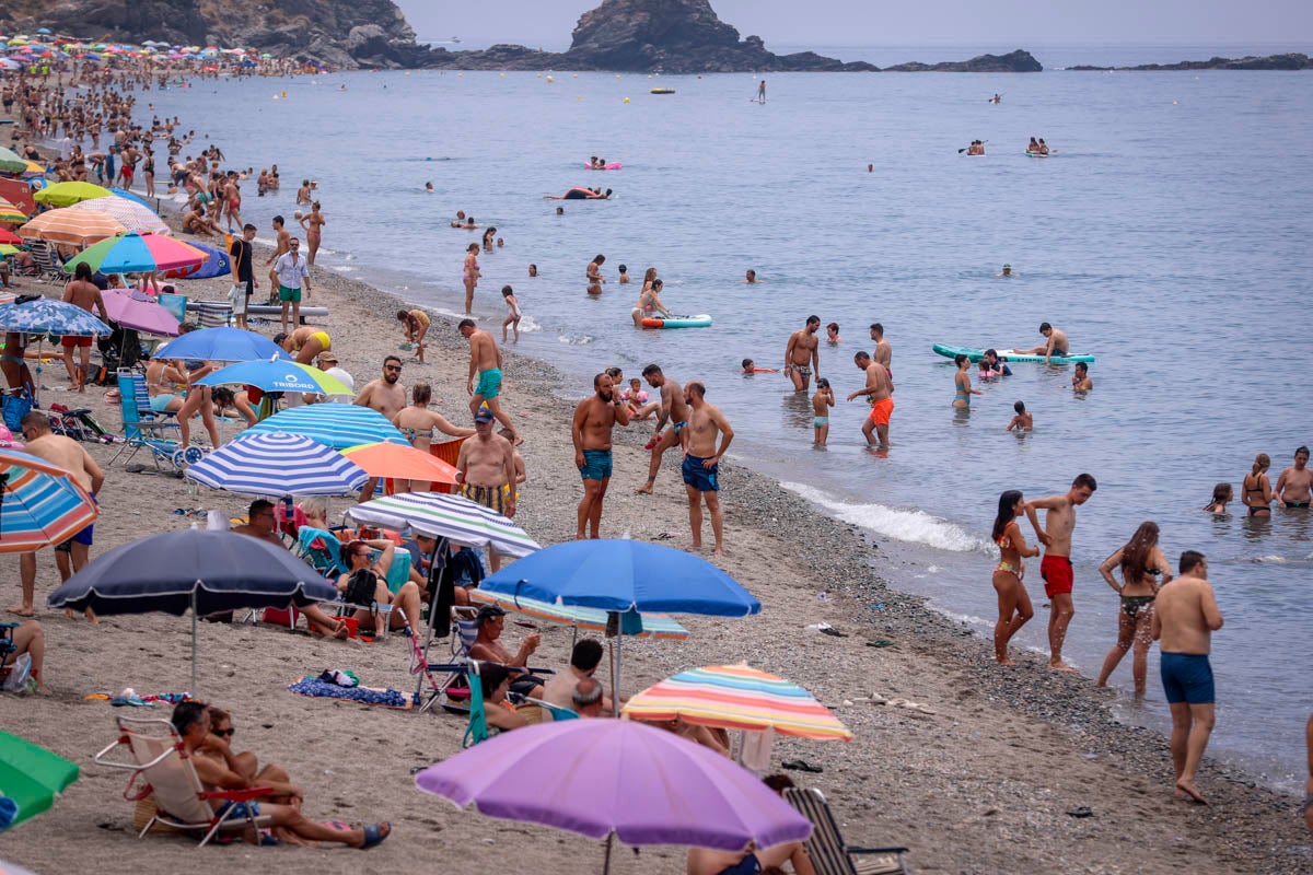 Se anima el ambiente en la costa granadina en un fin de semana con los hoteles al 50% de ocupación