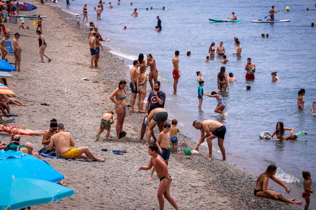 Se anima el ambiente en la costa granadina en un fin de semana con los hoteles al 50% de ocupación