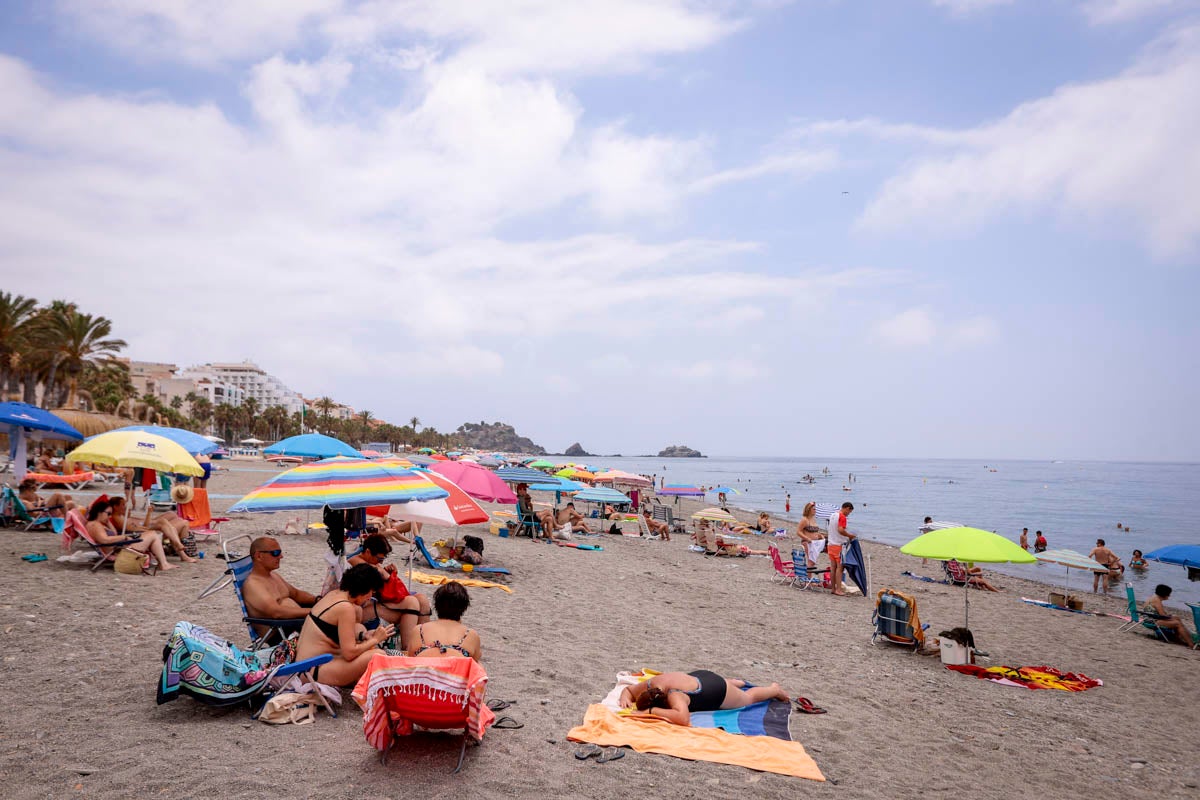 Se anima el ambiente en la costa granadina en un fin de semana con los hoteles al 50% de ocupación