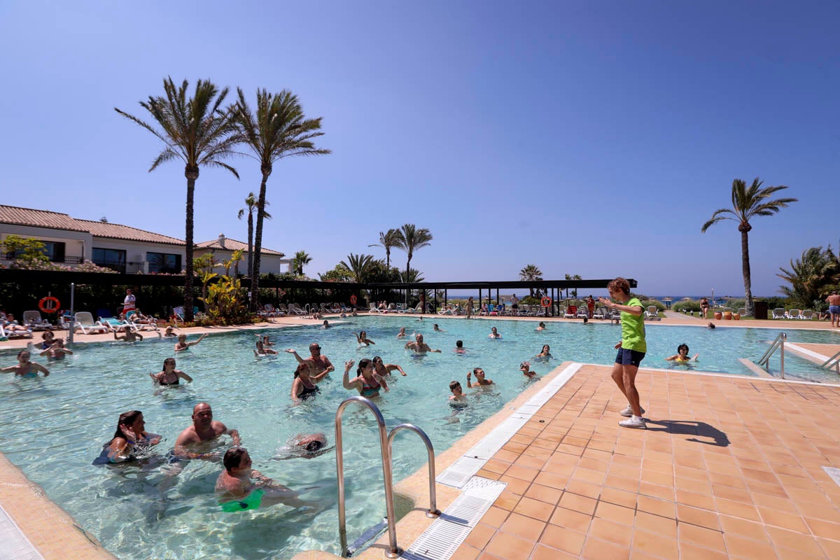 Se anima el ambiente en la costa granadina en un fin de semana con los hoteles al 50% de ocupación