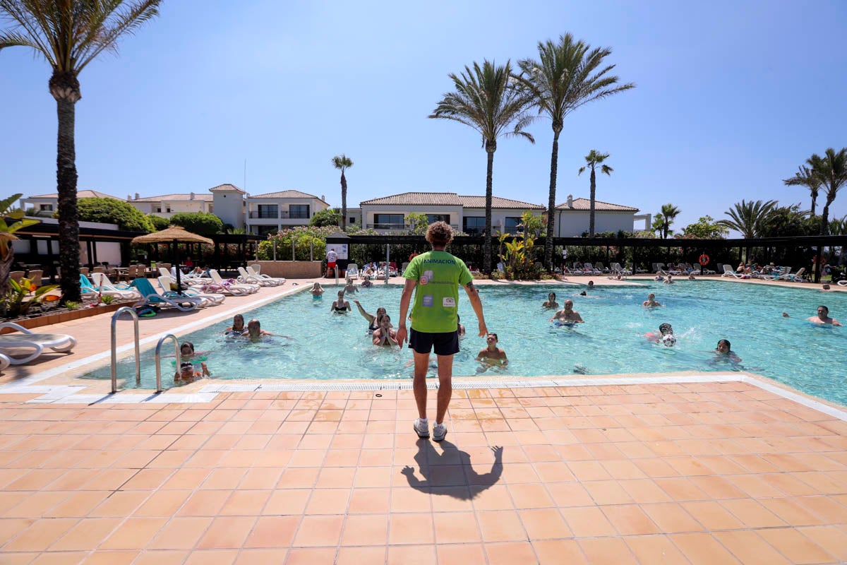 Se anima el ambiente en la costa granadina en un fin de semana con los hoteles al 50% de ocupación