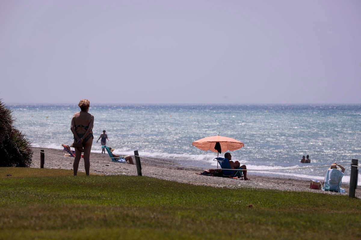 Se anima el ambiente en la costa granadina en un fin de semana con los hoteles al 50% de ocupación