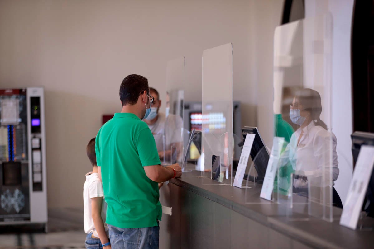 Se anima el ambiente en la costa granadina en un fin de semana con los hoteles al 50% de ocupación