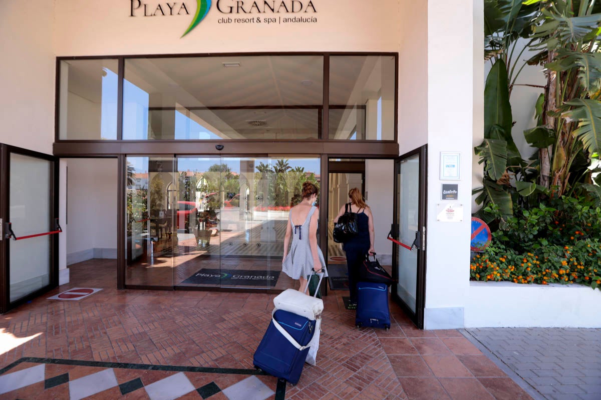 Se anima el ambiente en la costa granadina en un fin de semana con los hoteles al 50% de ocupación