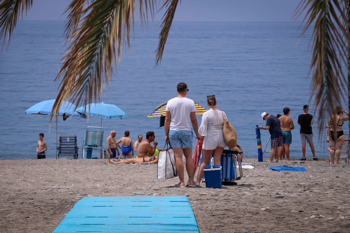 Se anima el ambiente en la costa granadina en un fin de semana con los hoteles al 50% de ocupación