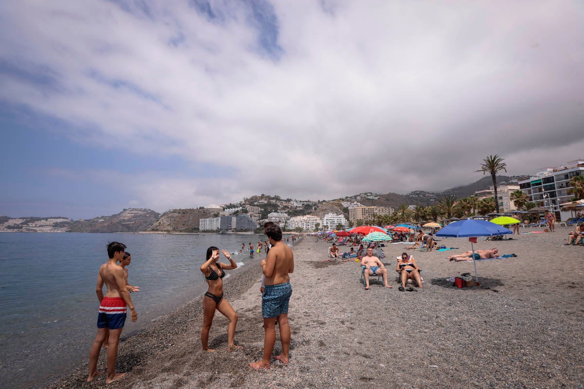 Se anima el ambiente en la costa granadina en un fin de semana con los hoteles al 50% de ocupación