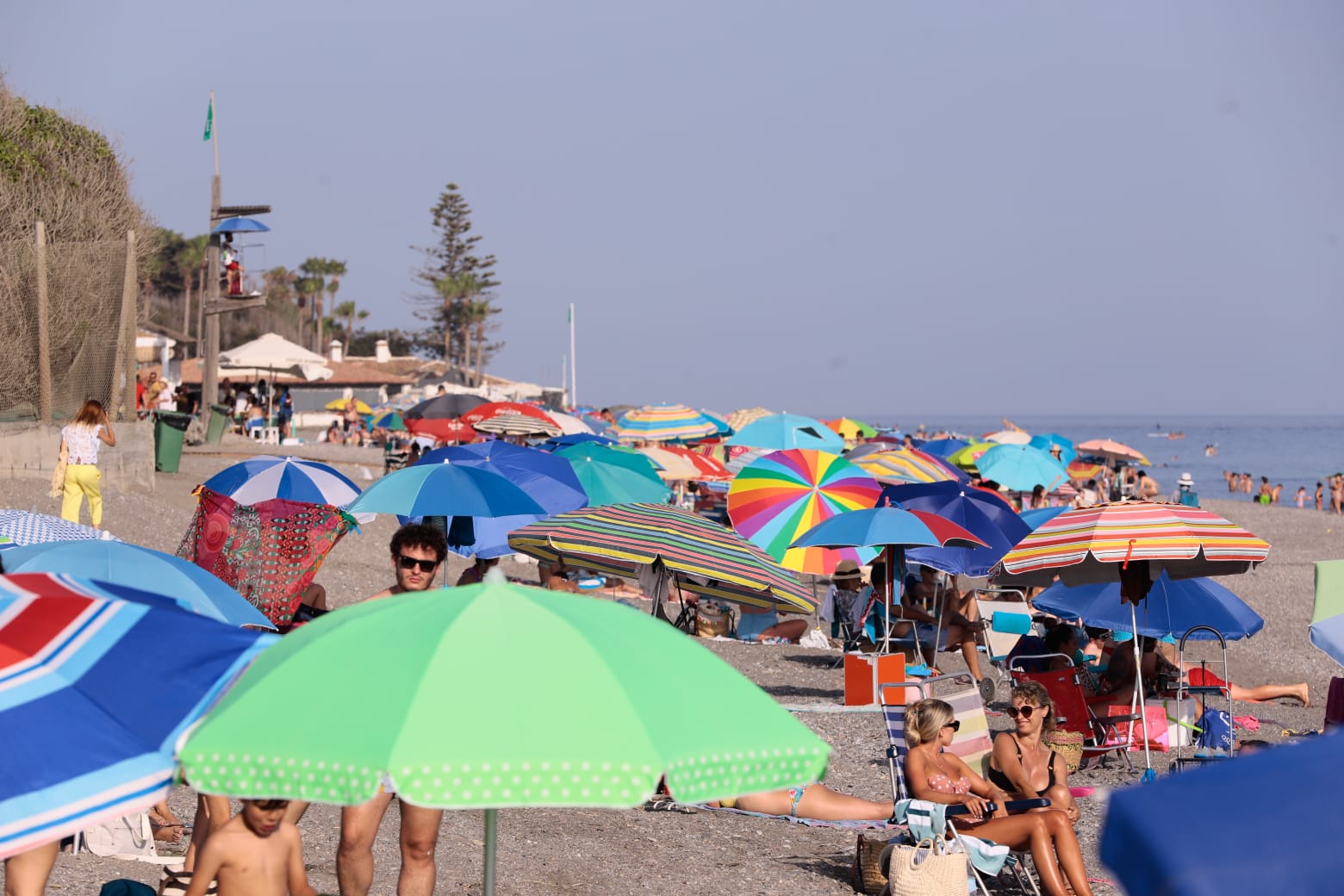 El exceso de aforo ha obligado a cerrar esta tradicional playa motrilena 