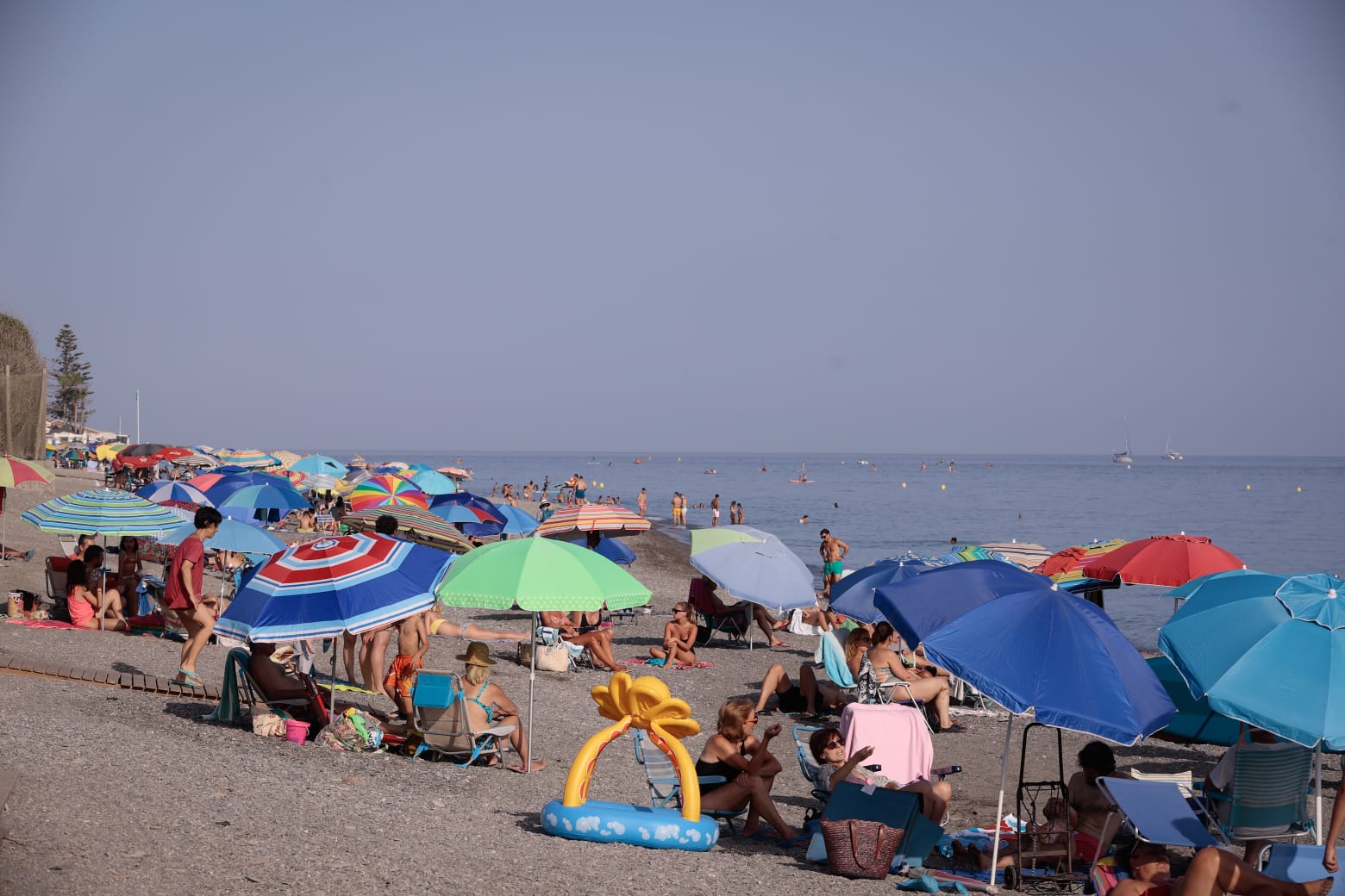 El exceso de aforo ha obligado a cerrar esta tradicional playa motrilena 