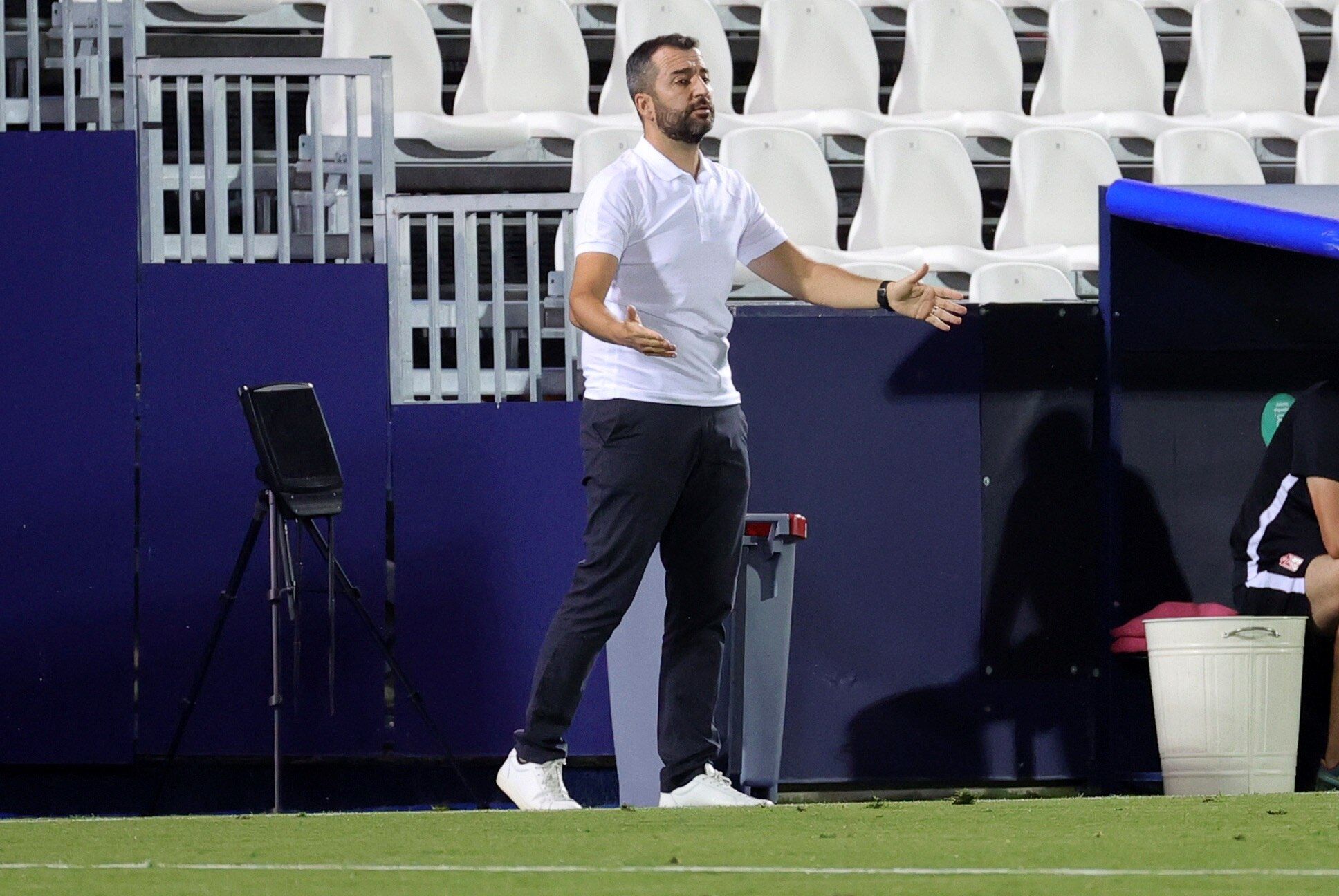 Diego Martínez da indicaciones desde su área técnica. 