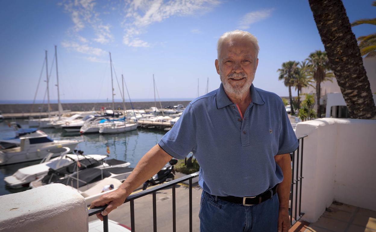 Gregorio Jiménez asomado a un balcón de Marina del Este.