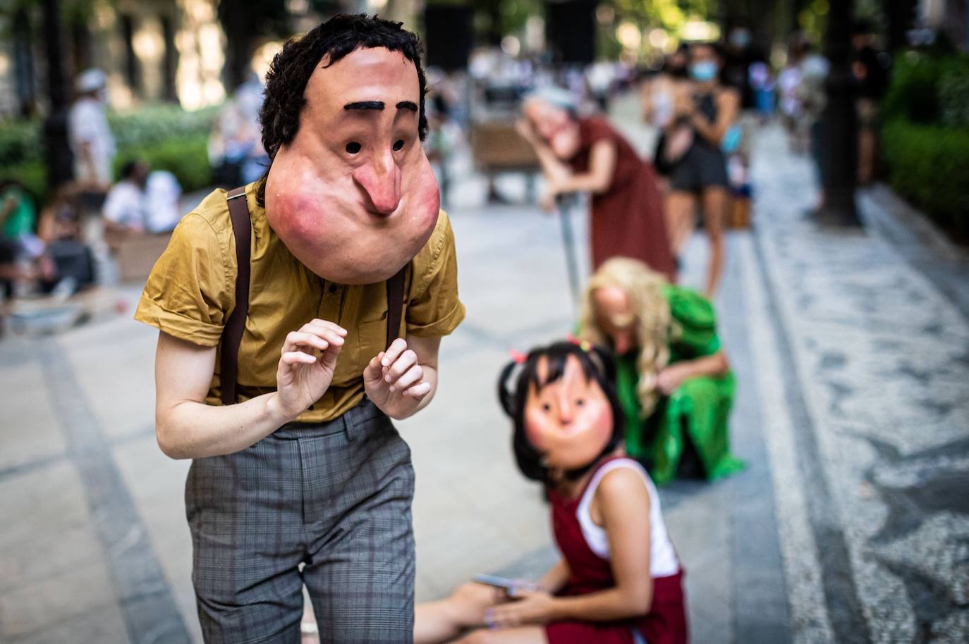 Fotos: El mundo de la escena se manifiesta por las calles de Granada para advertir de la grave crisis del sector