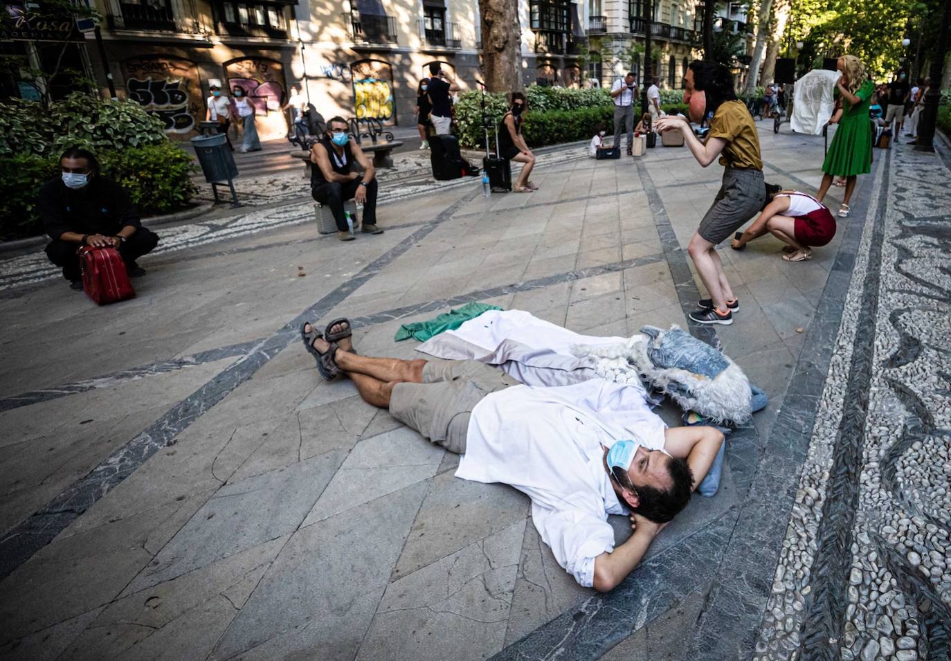 Fotos: El mundo de la escena se manifiesta por las calles de Granada para advertir de la grave crisis del sector