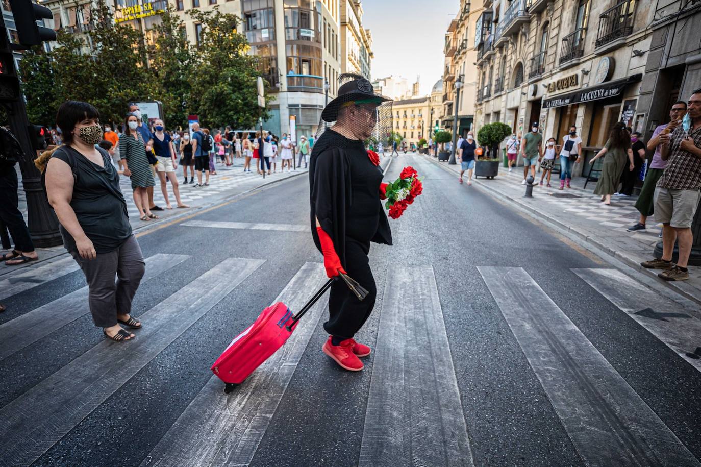 Fotos: El mundo de la escena se manifiesta por las calles de Granada para advertir de la grave crisis del sector