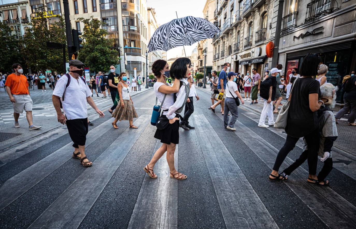 Fotos: El mundo de la escena se manifiesta por las calles de Granada para advertir de la grave crisis del sector