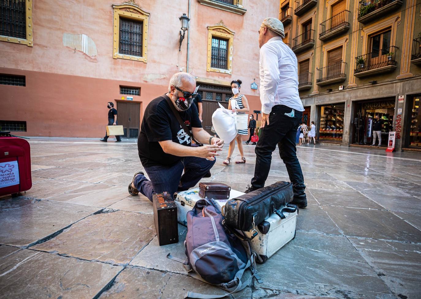 Fotos: El mundo de la escena se manifiesta por las calles de Granada para advertir de la grave crisis del sector
