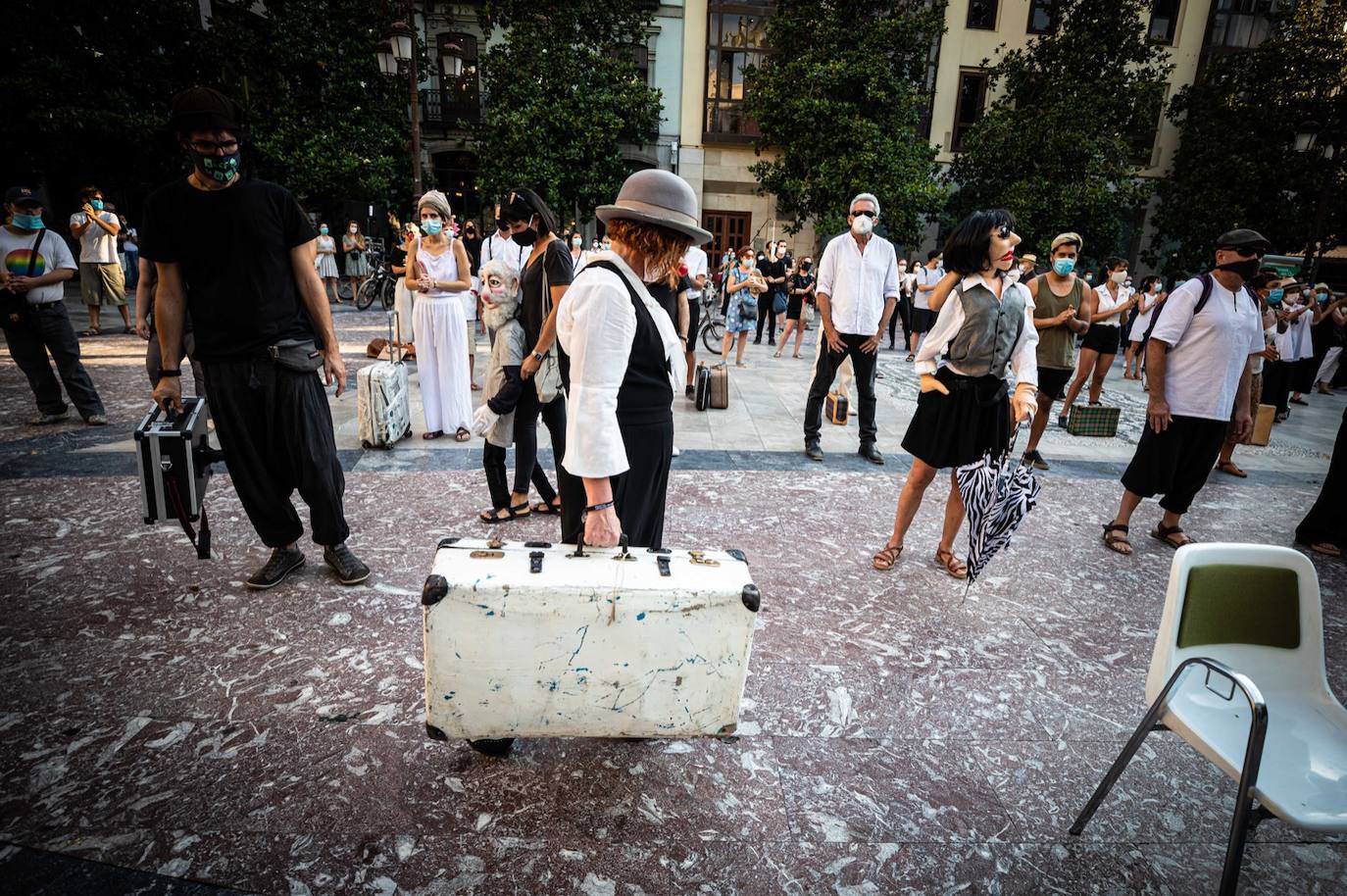 Fotos: El mundo de la escena se manifiesta por las calles de Granada para advertir de la grave crisis del sector