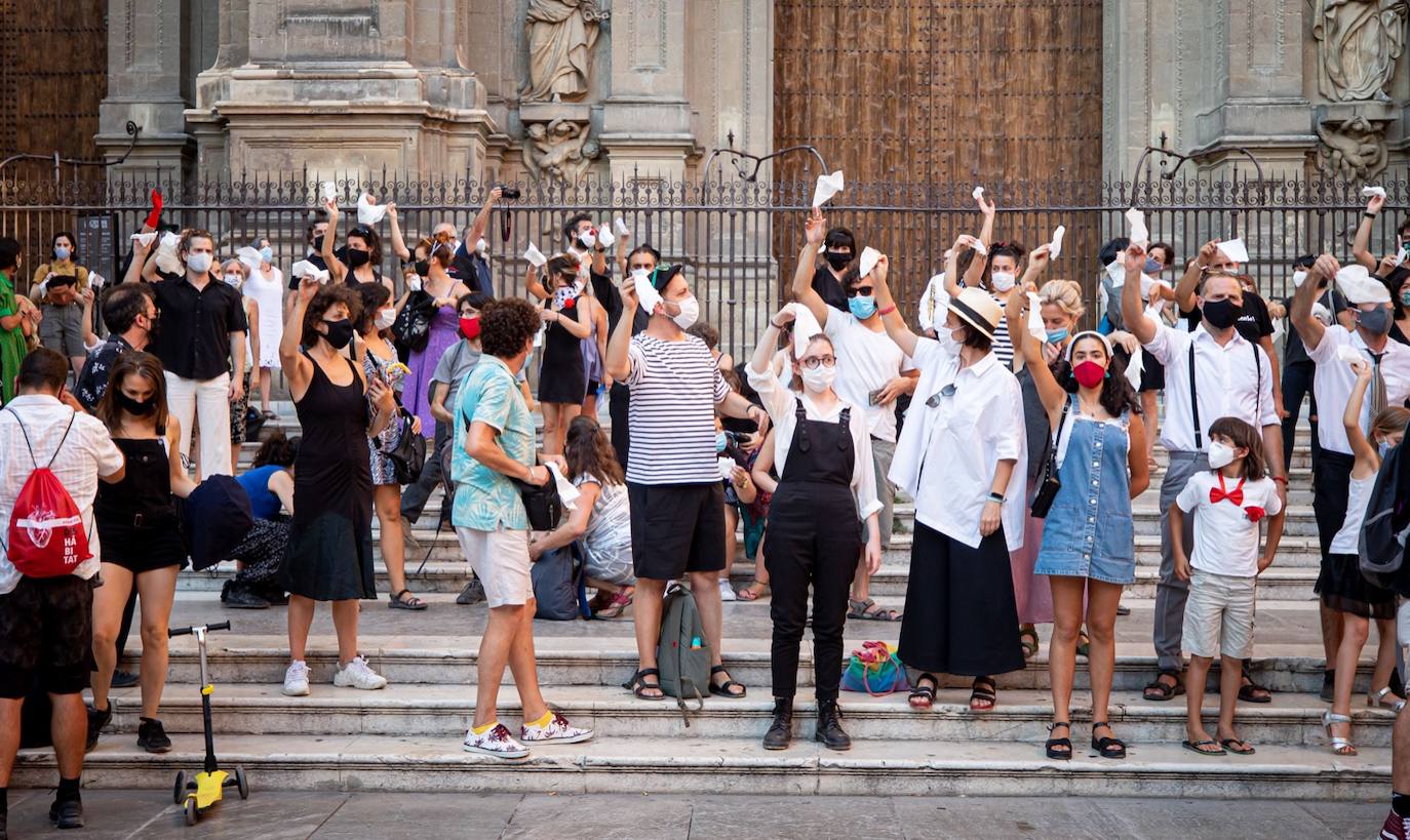 Fotos: El mundo de la escena se manifiesta por las calles de Granada para advertir de la grave crisis del sector