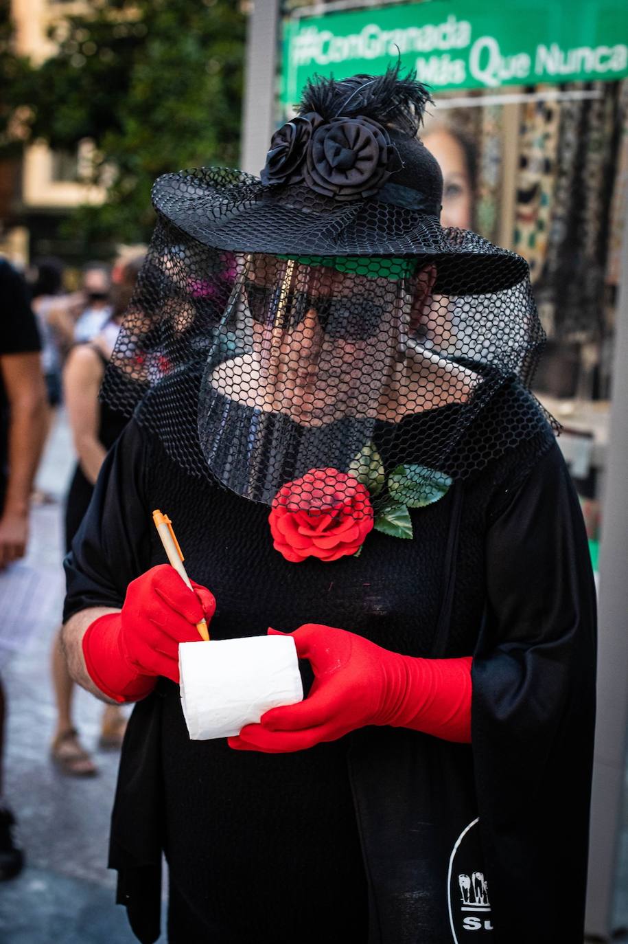 Fotos: El mundo de la escena se manifiesta por las calles de Granada para advertir de la grave crisis del sector